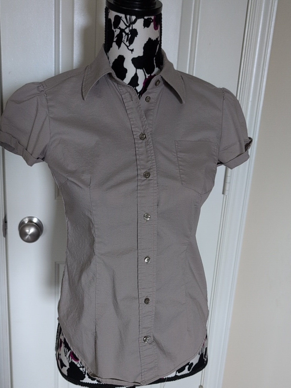 New York & Company Short-Sleeve Button Down Shirt in Taupe Size XS
